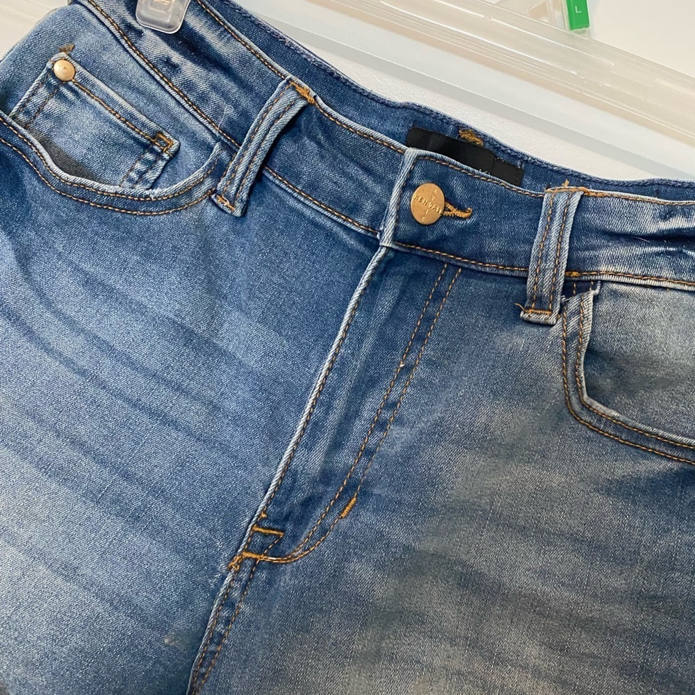 Kendall + Kylie The Icon Cuffed Jean Shorts Size 7/28 - Picture 5 of 9